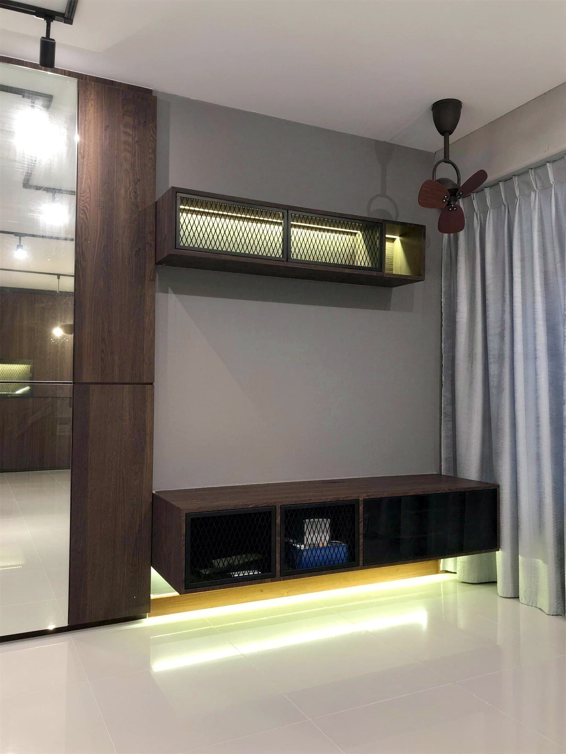 Wire-mesh display cabinet with backlit shelf