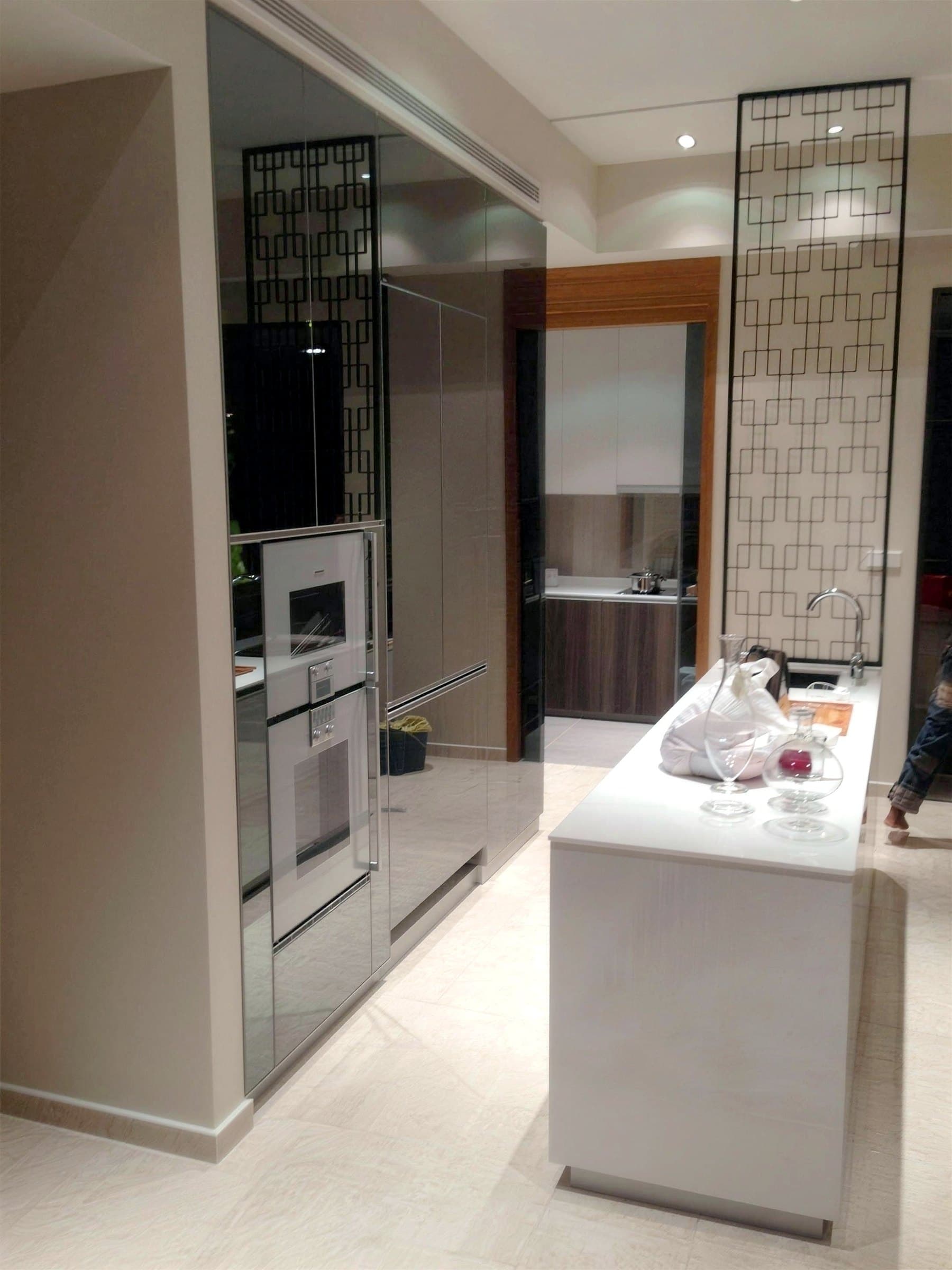 Kitchen with integrated appliances and the fretwork partition