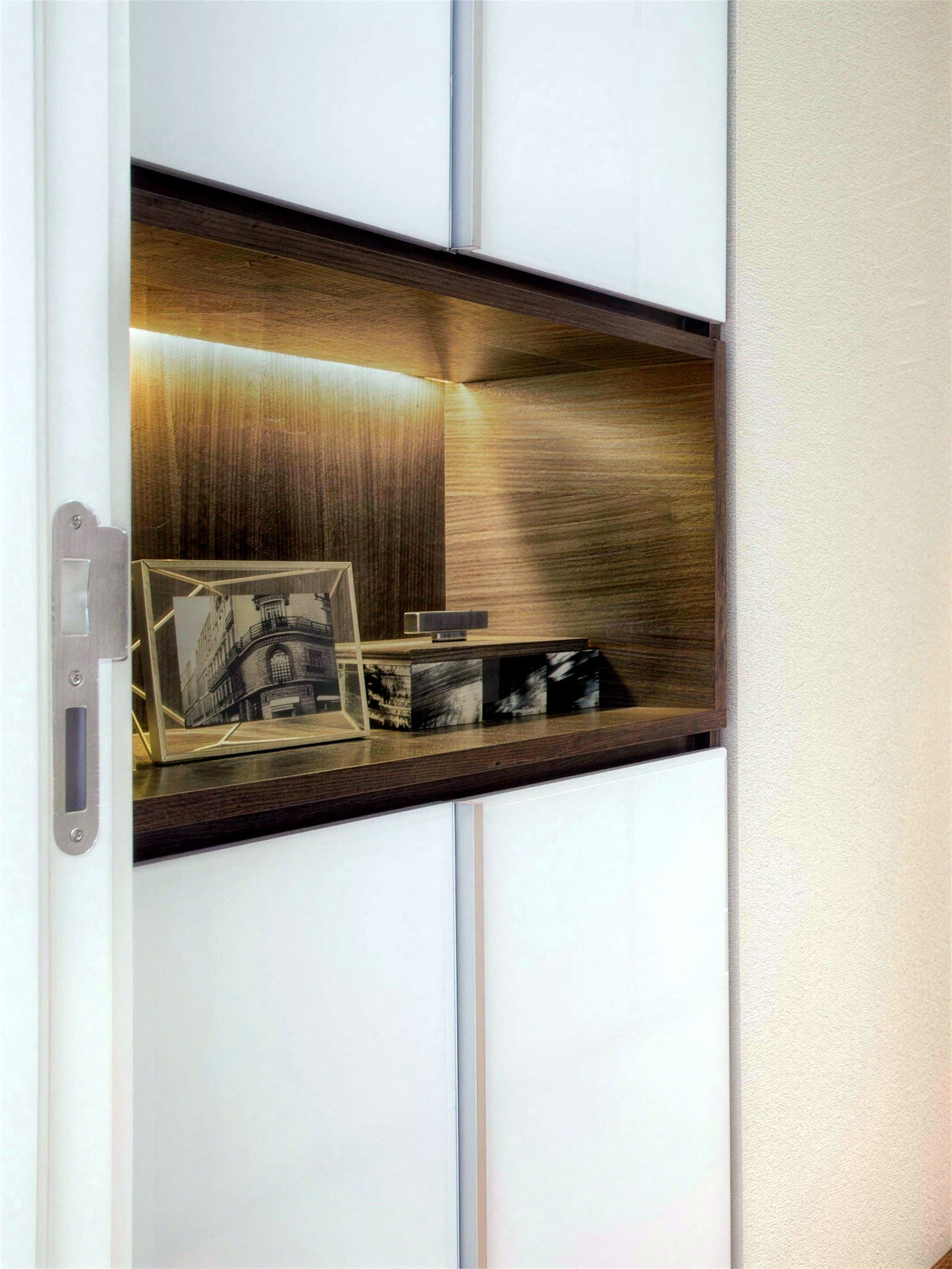 Corridor with a built-in display niche and concealed lighting