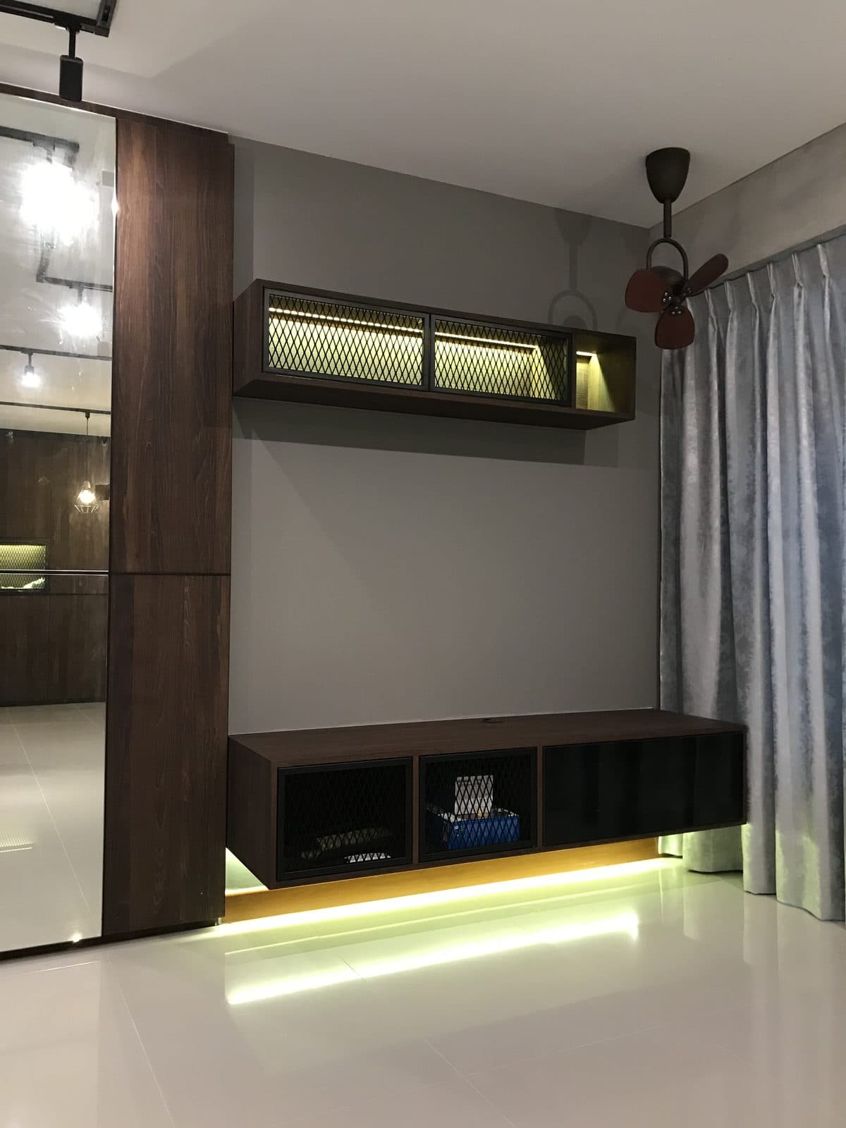 Wire-mesh display cabinet with backlit shelf
